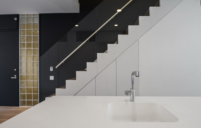 524 W 19 ST