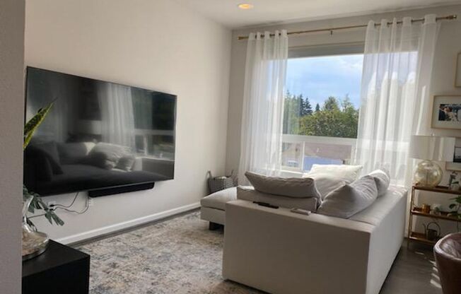 Luxury Renton Townhome Condominium - 4 bedroom and 4 bathrooms with 2 car garage, Available NOW!