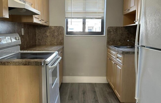 805 W 30 ST