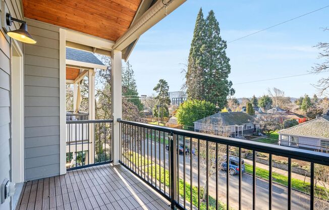 Beautiful, modern 2-bdrm/1-bath condo in vibrant N Portland—Backyard, covered balcony, lots of natural light