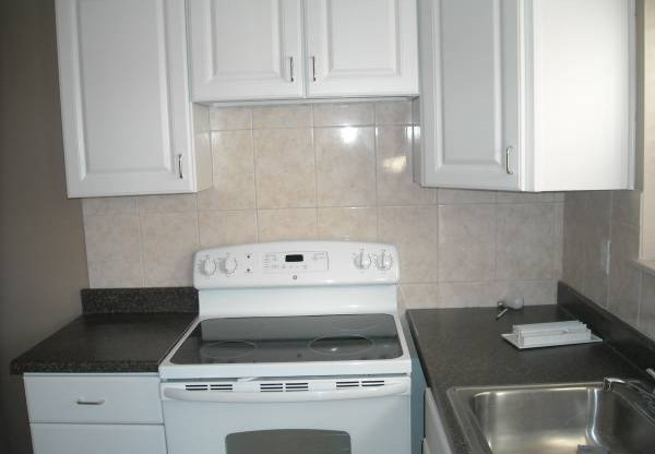 100 Furness Pl