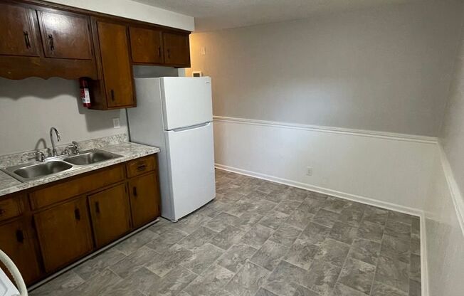 2 beds, 1 bath, 700 sqft, $795, Unit B