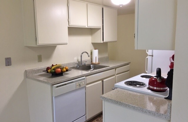 1 bed, 1 bath, 640 sqft, $1,425, Unit 77