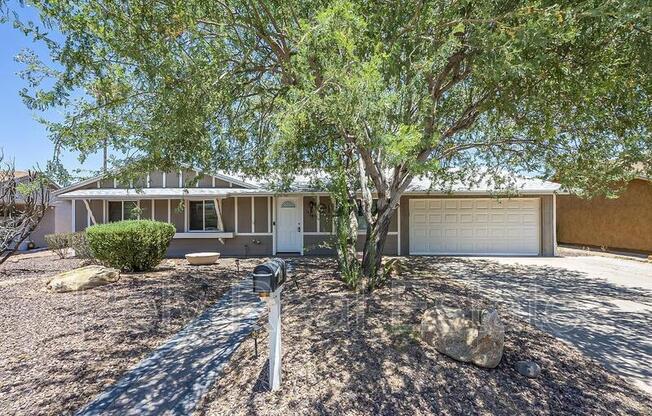 1428 W JOAN DE ARC AVE