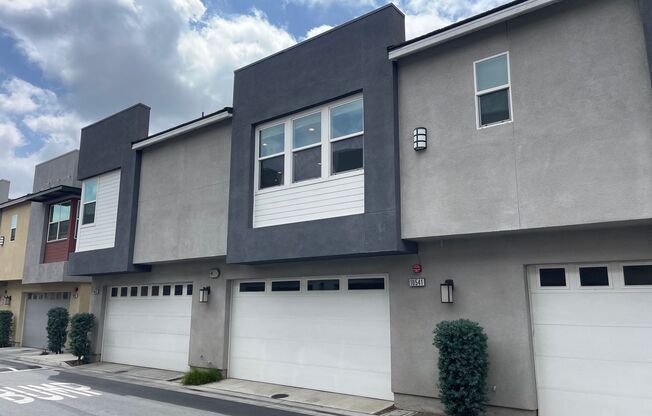 Beautifully upgraded townhome with 2-car in Rancho Cucamonga