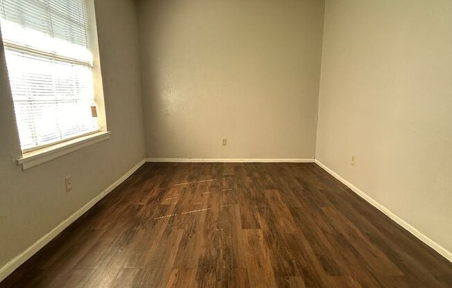 Charming 2 bedroom, 1 bathroom Duplex, located in Ennis, TX