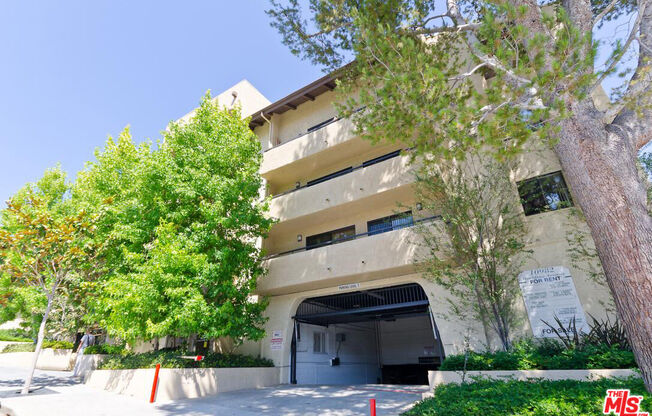 2 beds, 2 baths, 953 sqft, $4,300, Unit 561