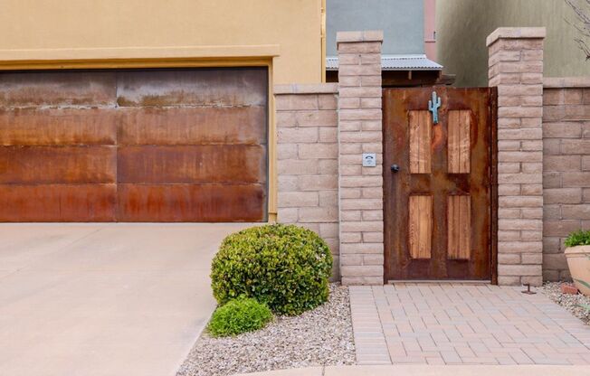 3 Bedroom 2.5 Bathroom FULLY FURNISHED!