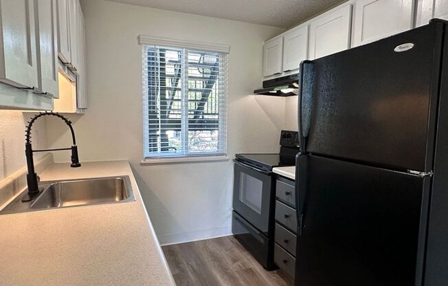 2 beds, 1 bath, 803 sqft, $1,550, Unit 92