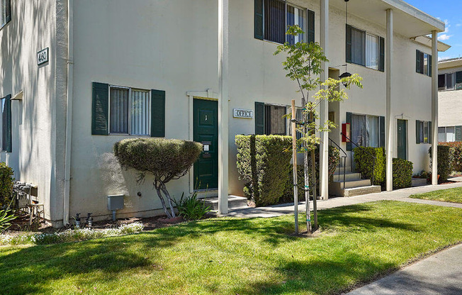 Green Landscape at Colonial Garden Apartments, San Mateo, CA, 94401