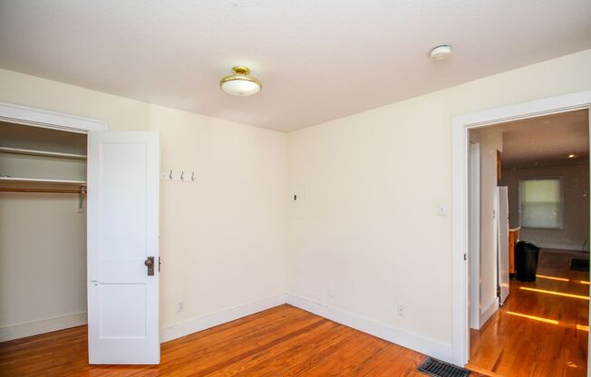 1 bed, 1 bath, $920, Unit Apt A