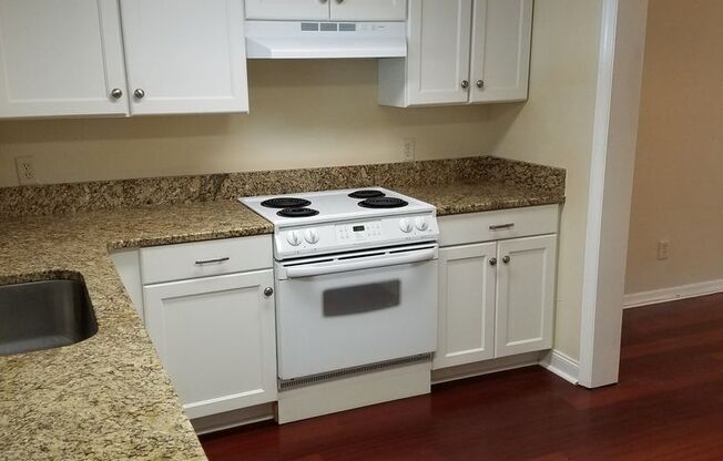 2BR Townhouse Steps from Bayshore