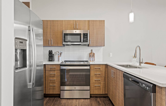 2 beds, 2 baths, 986 sqft, $1,560