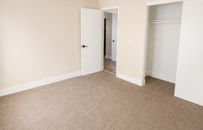 2 beds, 1 bath, 896 sqft, $2,095, Unit 035