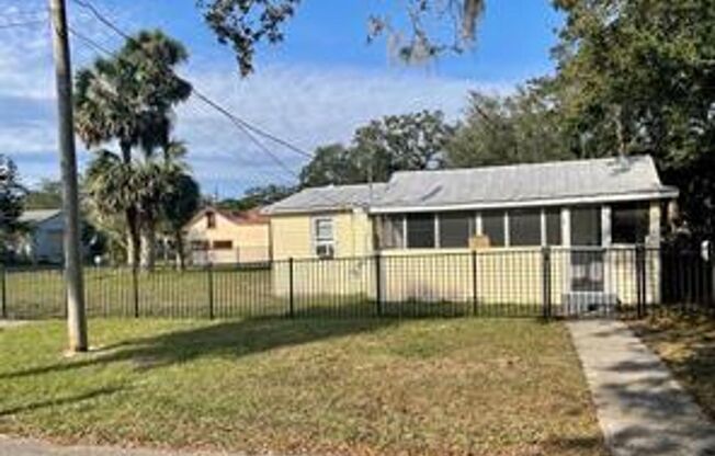 2 Bedroom / 1 Bath Sanford Cottage Available Now!