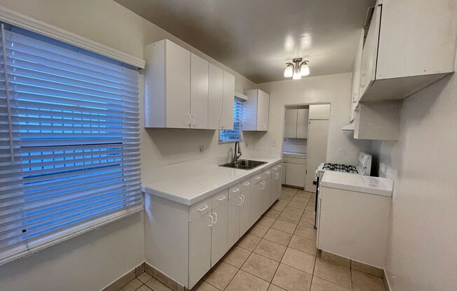 Bright & Spacious Unit in the Heart of Burbank – Utilities Included!