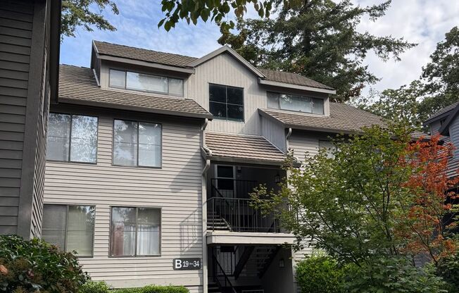 Bright & Airy Lake Oswego 2br Condo w/ Upper Loft-FLEX area could be used as Guest Rm, Office or Media Rm