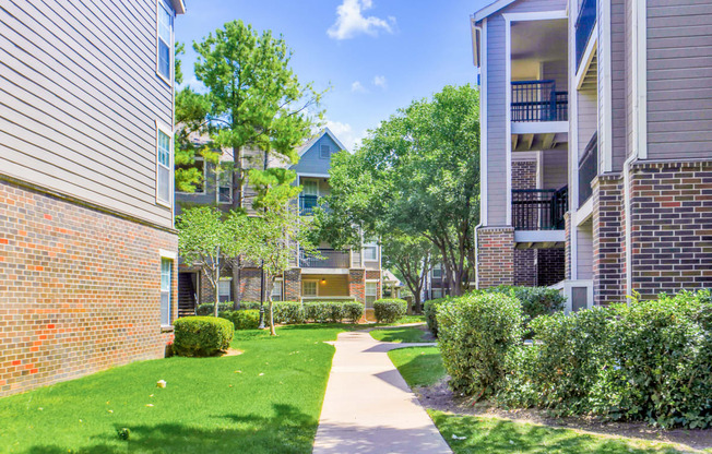 Riverside Park Apartments Tulsa For Lease Courtyard