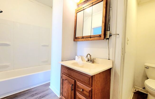 1 bed, 1 bath, $900, Unit 1918 Lincoln Way W. APT A