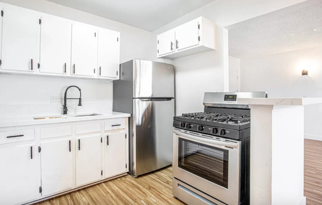 527 W 15th St