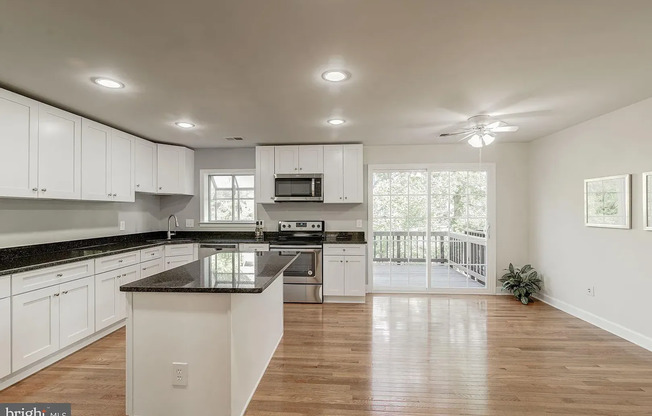 Gorgeous, bright 3 bed 3 bath Townhouse in Heart of Fairfax