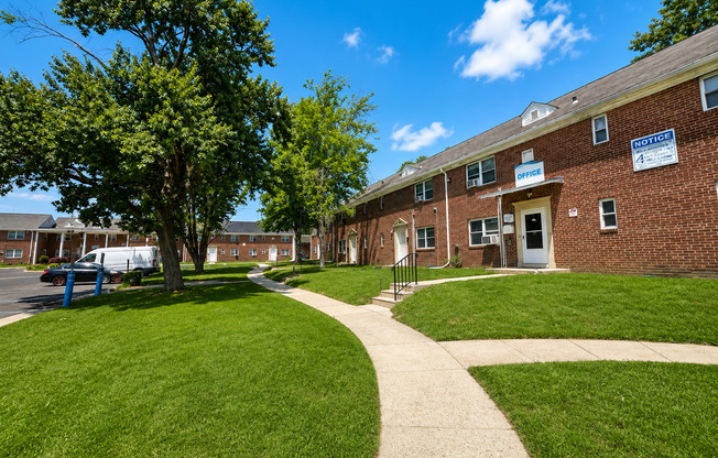 2 beds, 1 bath, 850 sqft, $1,675, Unit A-21
