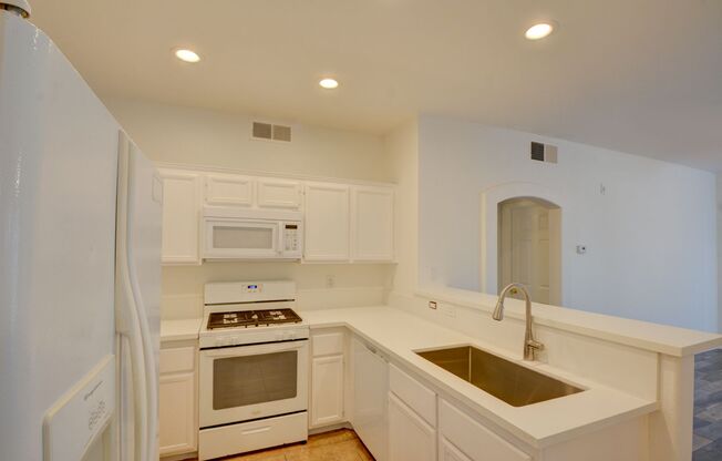 Beautiful 1 BR 1 Bath condo in Green Valley Henderson.