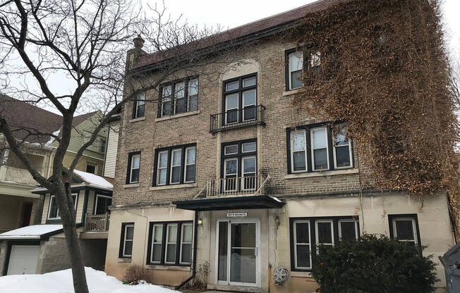 Studio, 1 bath, $725, Unit 15
