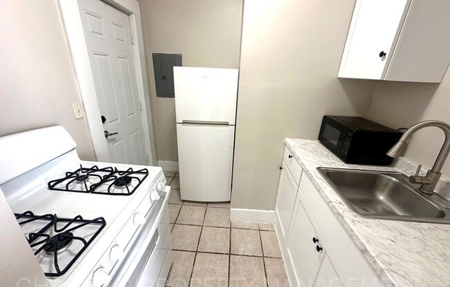 Downtown Living! 1 BD, 1 BA In the Heart of the City! Heat Paid!