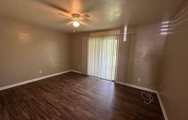 2 beds, 1 bath, 950 sqft, $1,050, Unit A