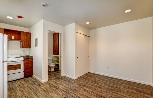 Studio, 1 bath, 288 sqft, $850, Unit Unit 15