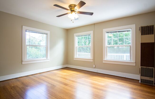 John's Landing 2nd Floor 1Bdr w/Hardwoods & $250 OFF!