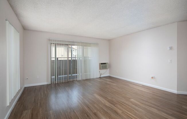 2 beds, 1 bath, 896 sqft, $2,395, Unit B-34