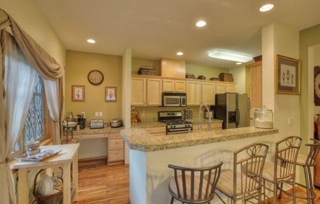 Contemporary Town home in Renton