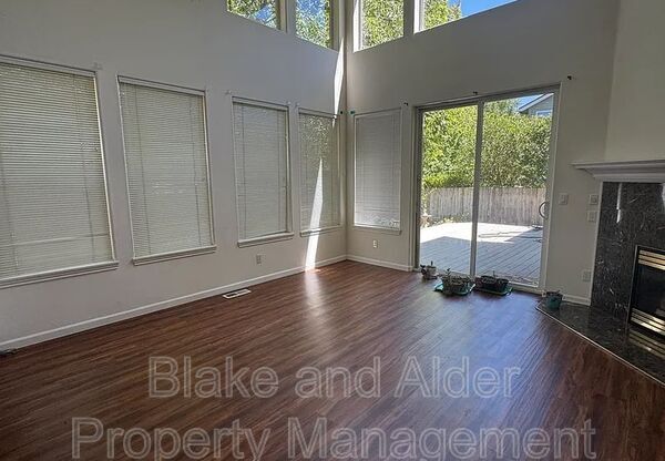 1079 NE CREEKSEDGE DR