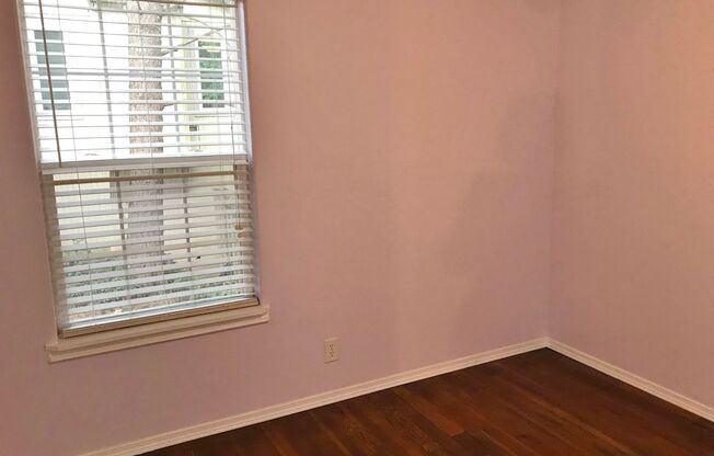 Charming 3 Bedroom Cottage Located in SW Portland, Close to Shopping and Restaurants