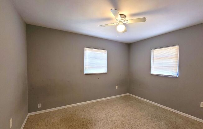 2 bedrooms and 1.5 bathrooms available in New Port Richey!