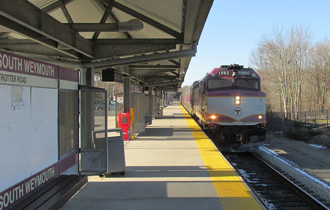 Photo of commuter rail train near the mastlight