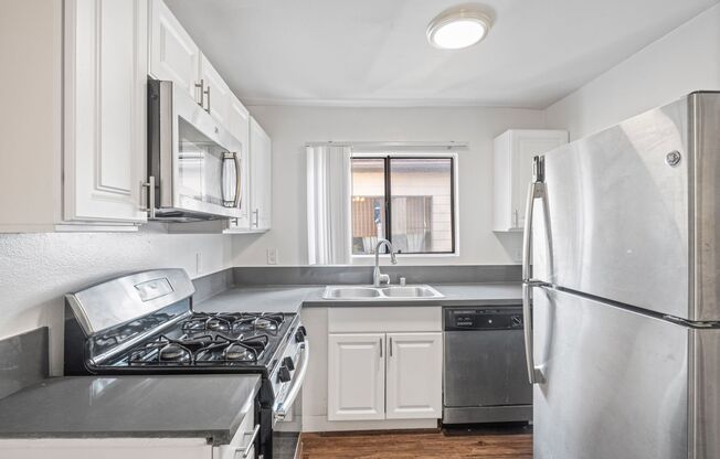 1010 - 1012 E Acacia Ave