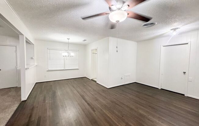 Adorable and Spacious 3/1.5 w/ Den in Lake Jackson!