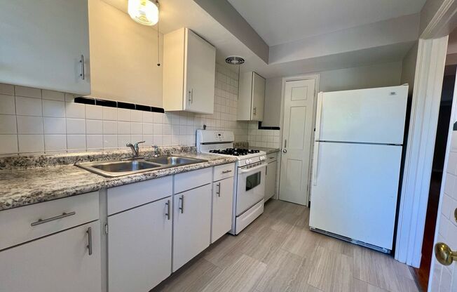 2 beds, 1 bath, 880 sqft, $1,195, Unit 880-2N