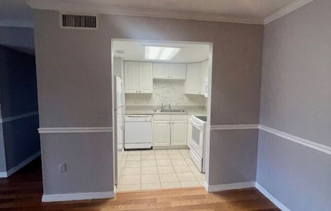 2 beds, 1 bath, $1,295