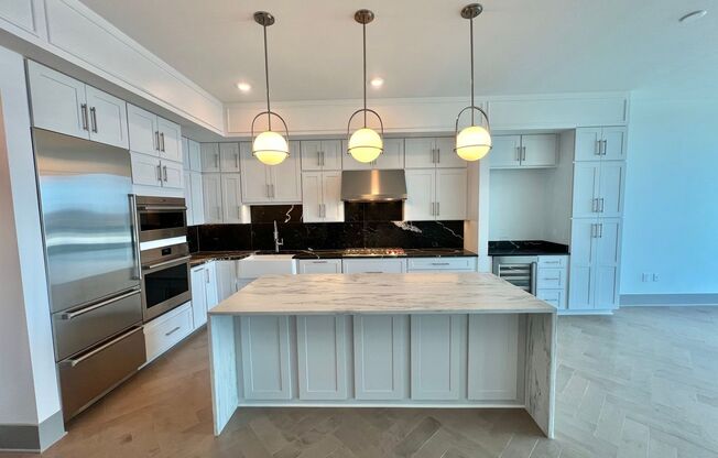 1 Bedroom Luxury Condo w/ Exquisite Design and World-class Service