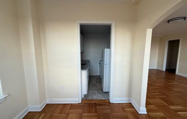 Studio, 1 bath, 413 sqft, $1,425, Unit Royal York 415