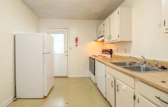 2 beds, 1 bath, $1,050, Unit Apt 3