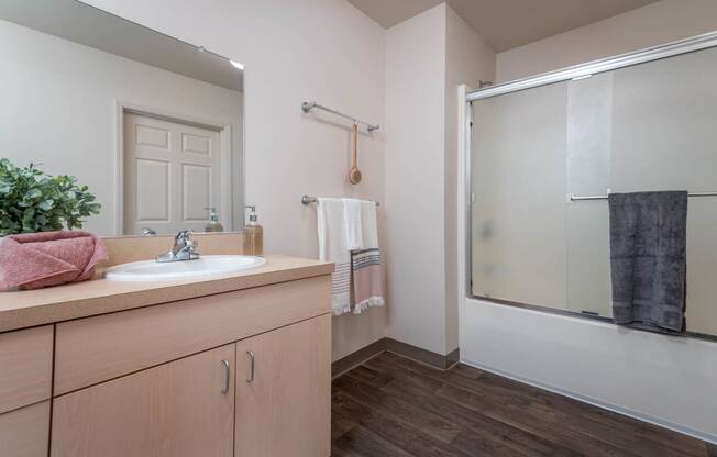 The Montavilla | Maple 2x1 Flat Bathroom