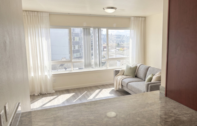3 beds, 1 bath, $2,895, Unit R-412