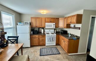 1 bed, 1 bath, 450 sqft, $1,095, Unit Pretty Lake Ave #3