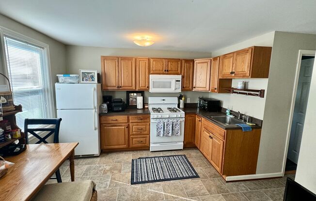 1 bed, 1 bath, 450 sqft, $1,095, Unit Pretty Lake Ave #3