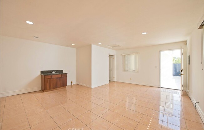 4 beds, 2.5 baths, 2,500 sqft, $5,200